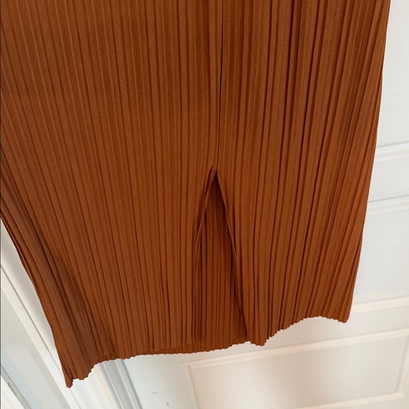 Elegant Brown Pleated Dress - Picture 6 of 6